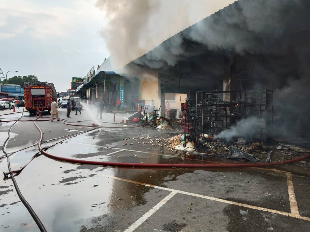 由于火势迅速蔓延，导致汝来3批发商9间店面遭到殃及，其中2间杂货批发店更100%烧毁。