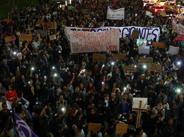 民众聚集在里约热内卢抗议。