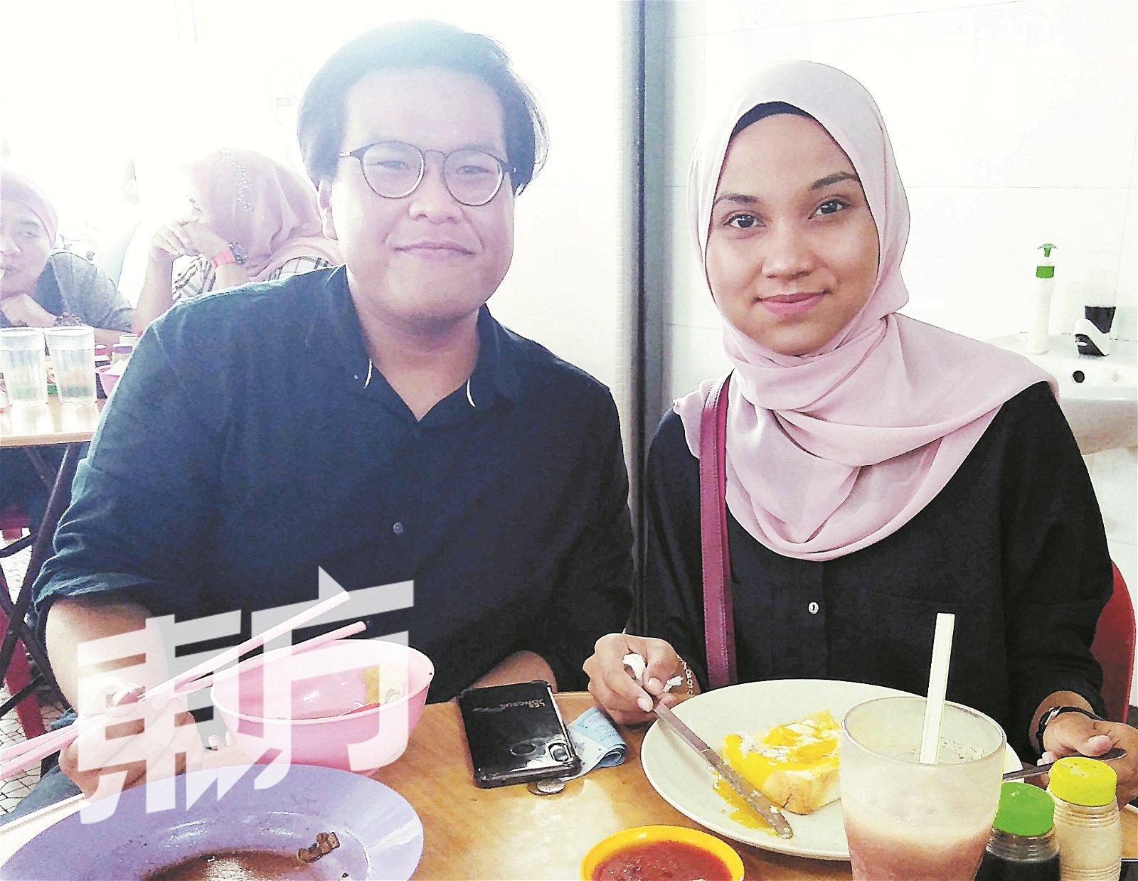 诺阿茜金（右）携带友人法兹鲁依扎到新好来活茶餐室品尝华人美食，并形容此茶室真正体现出马来西亚大家庭。