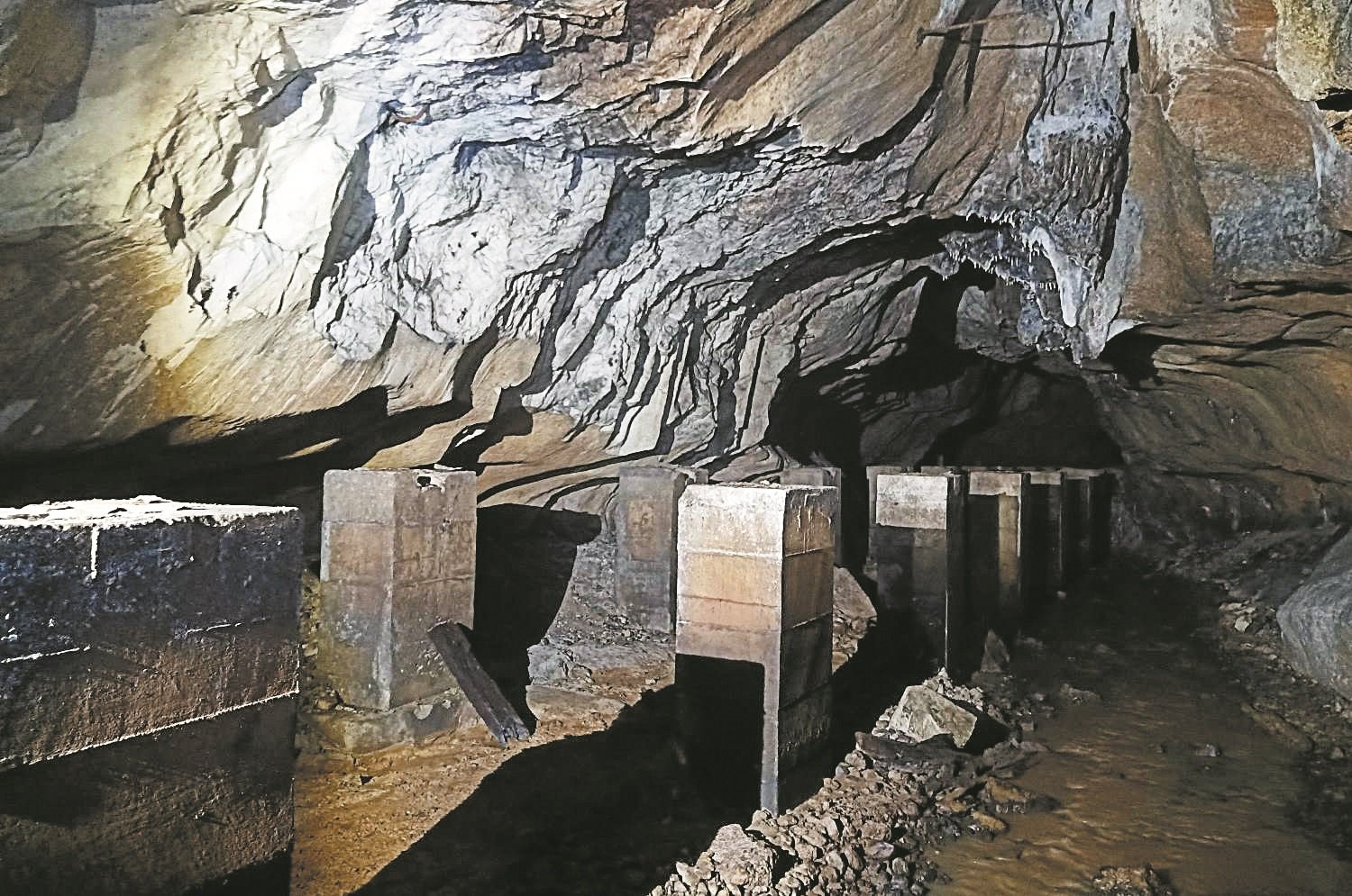 卡特斯许洞内的隧道，依然可见260个石墩及数个支撑喉管的骨架。