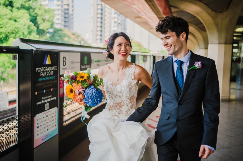 新人在铁车厢内拍下结婚照，引来众人好奇的目光。 （受访者提供）