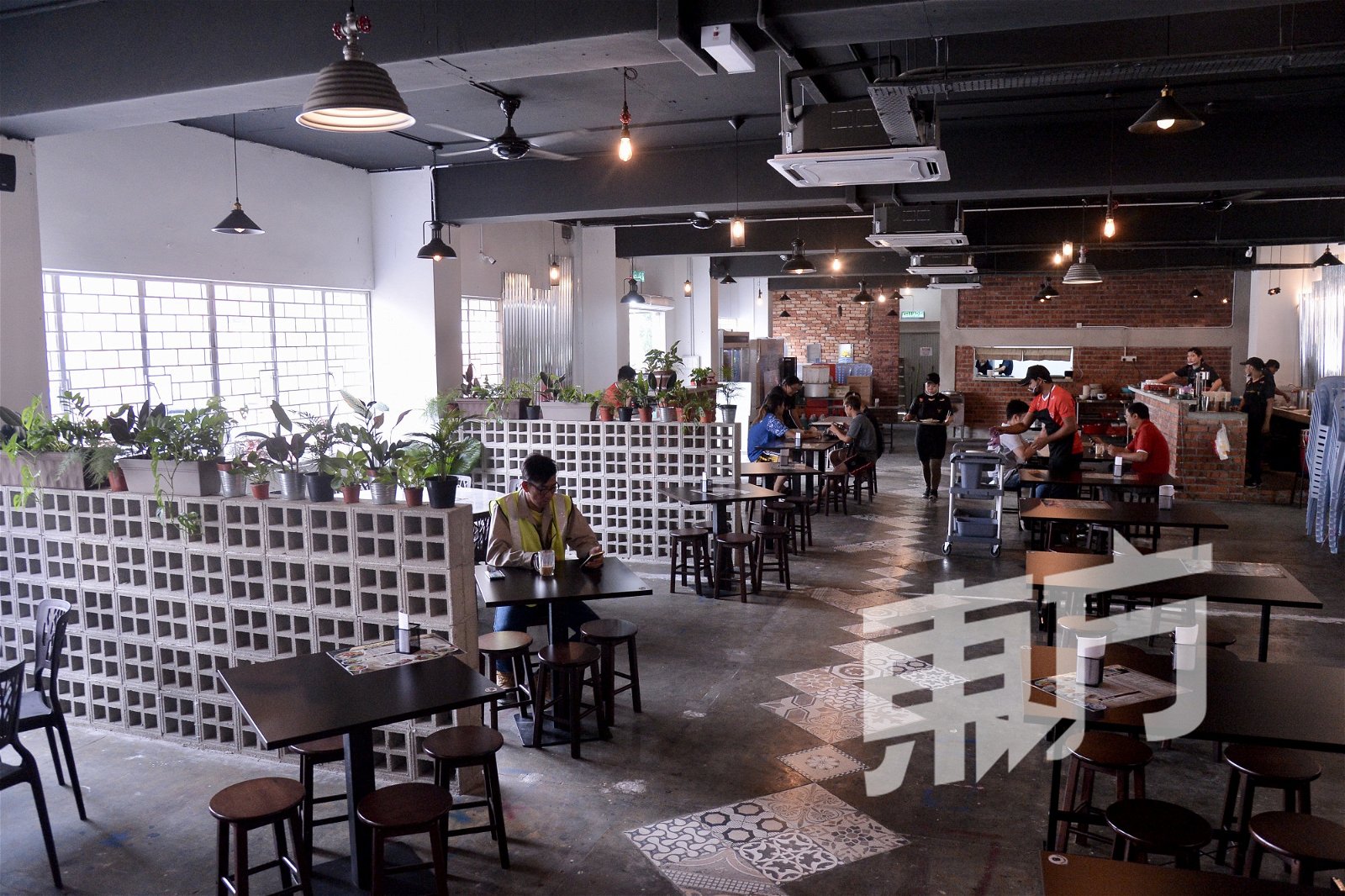 如今新开的咖啡店都非常著重环境的舒适，除了设有空调之外，所采用的餐具和装潢也各有讲究和特色。（摄影：曾钲勤）