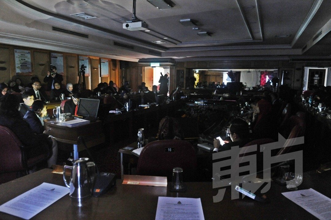 灵市政厅常月会议突然停电，市长拿督沙尤迪与众市议员淡定在漆黑中完成会议。（摄影：徐慧美）