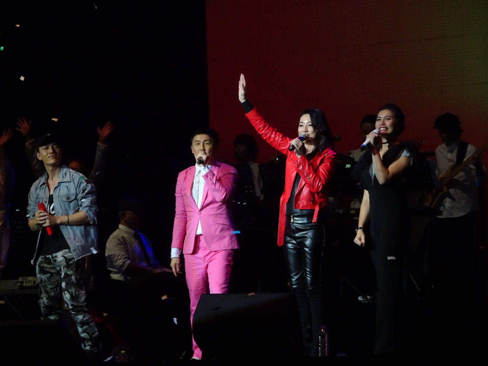 郑家声（左起）、郑敬基、郭雯雯和可岚在演唱会结束前，同台并肩来个友谊大合唱。