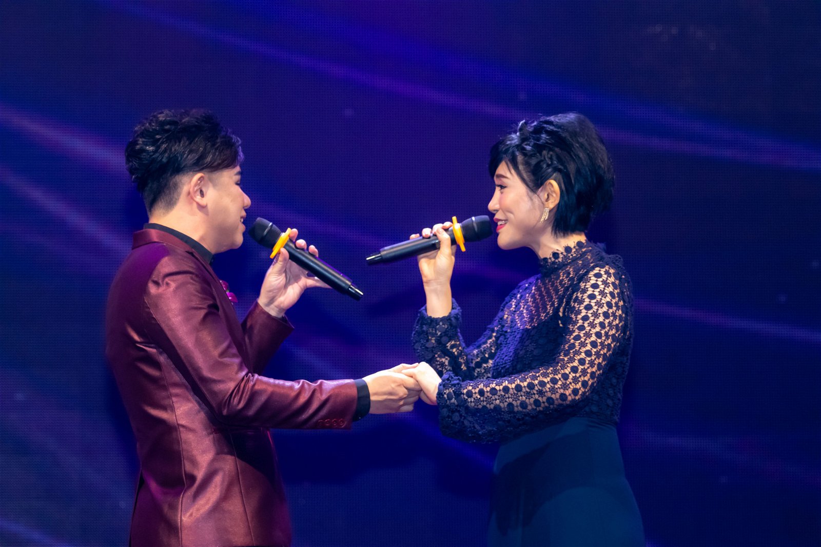 刘俊毅和慈善大使戴丽津深情合唱演唱会主题曲《不异样》。