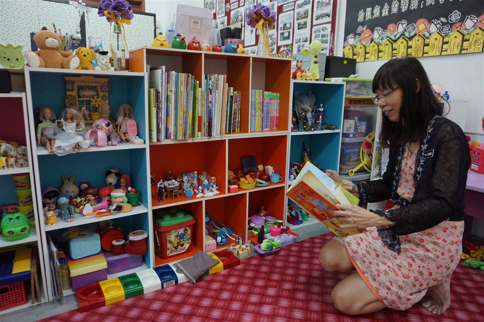 除了玩偶，辅导室的书架上也收纳了梁慧玲精心搜集，协助辅导工作的玩具及绘本。