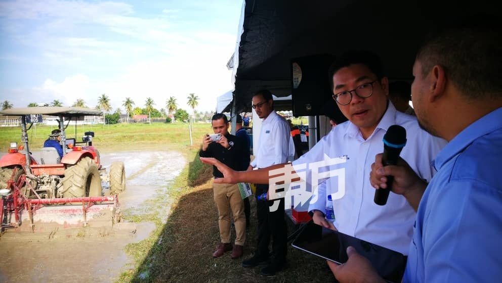 沈志勤（右2）到威省农业研究局了解科技耕种的方式，并冀望政府及私人界合作，大力推广科技耕种法。