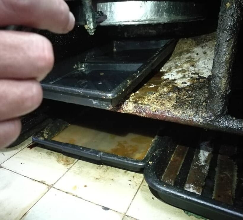 厨房底下经年累月的污垢及油迹，影响餐馆评分，若获得低于70分都需要勒令关闭两周以清洗环境。