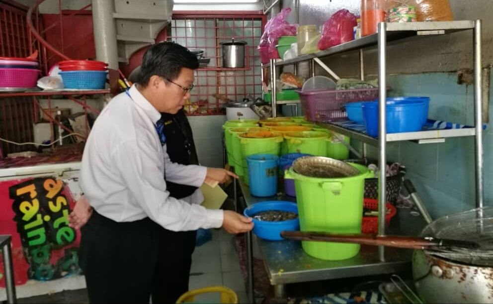 王勇元在检查扁担饭店的厨房卫生状况。