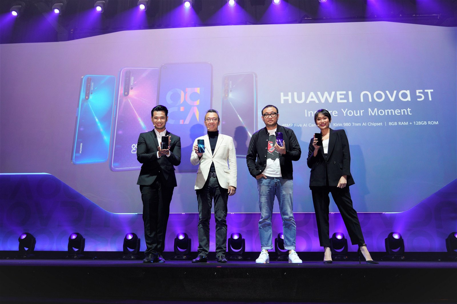 黄益佳（左2起）及大马华为消费者业务部国家主管刘赫为华为nova 5T主持推介礼。