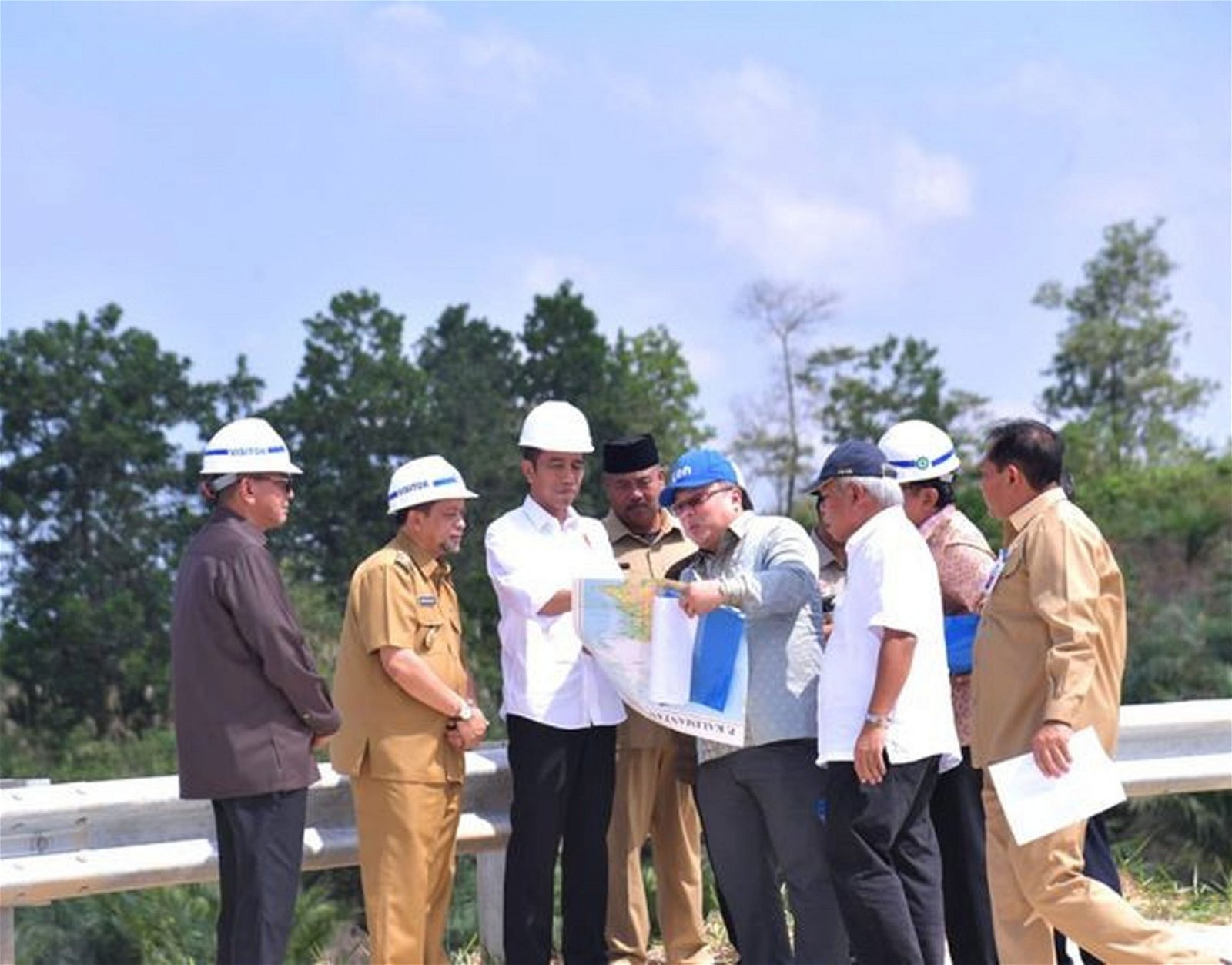 印尼总统佐科（左3）今年5月在官员陪同下，到库泰卡塔内加拉县内的武吉苏哈托巡视，并听取专家竟见。媒体早前猜测，佐科属意的新行政首都是东加里曼丹省的武吉苏哈托地区或桑博贾市。