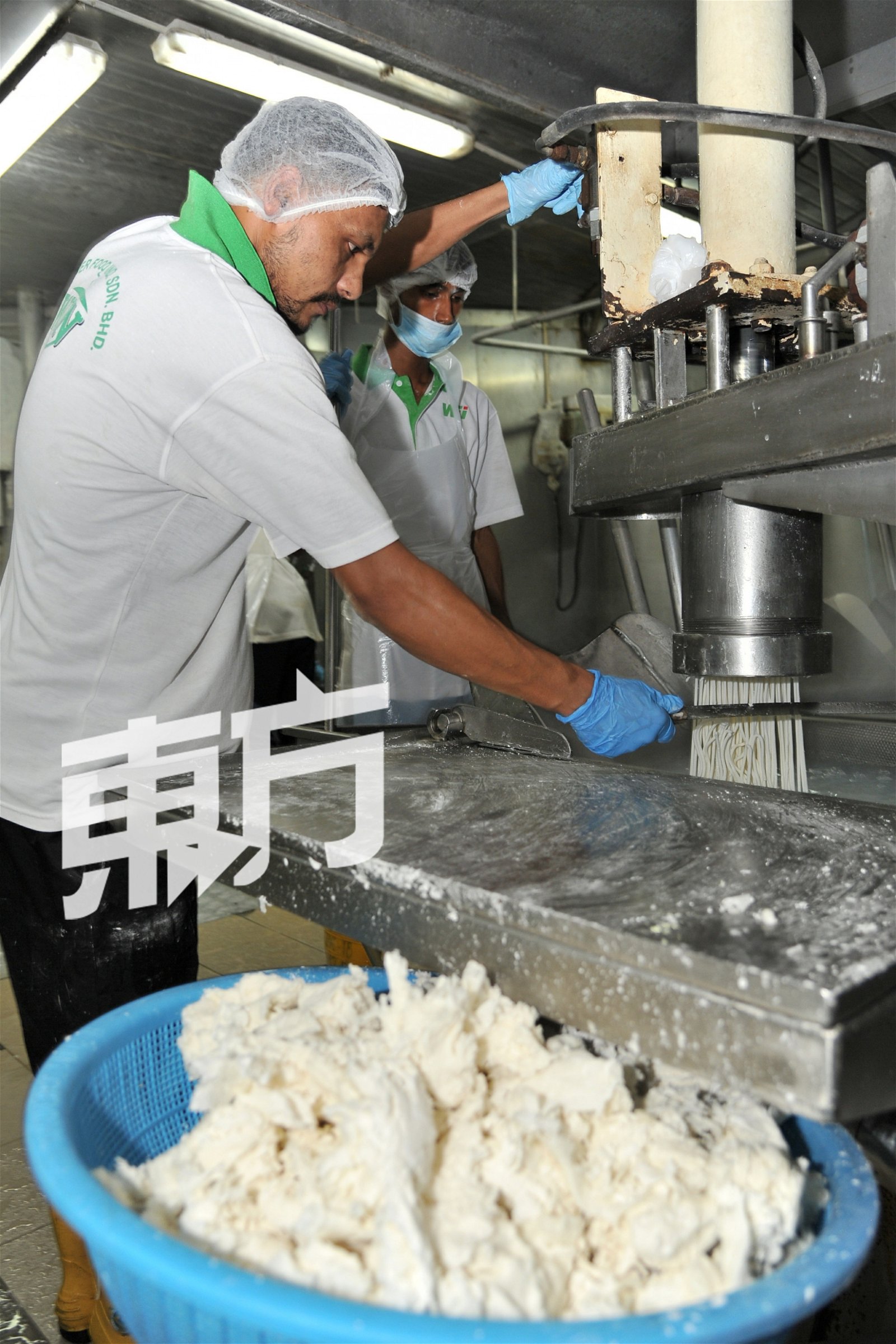 合胜食品后期也供应市场叻沙濑粉，生产过程讲究食品安全与卫生。