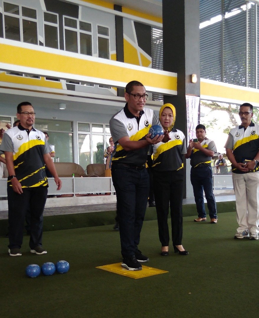 阿末费沙为霹雳州务大臣杯草地滚球比赛主持开球礼。