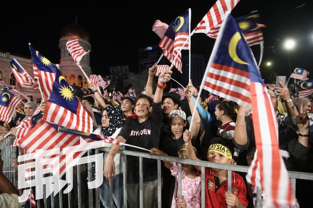 两位主持人引领现场出席的所有民众高喊今年国庆主题“爱我国家，廉洁大马”（Sayangi Malaysiaku, Malaysia Bersih），把气氛炒至最沸腾。