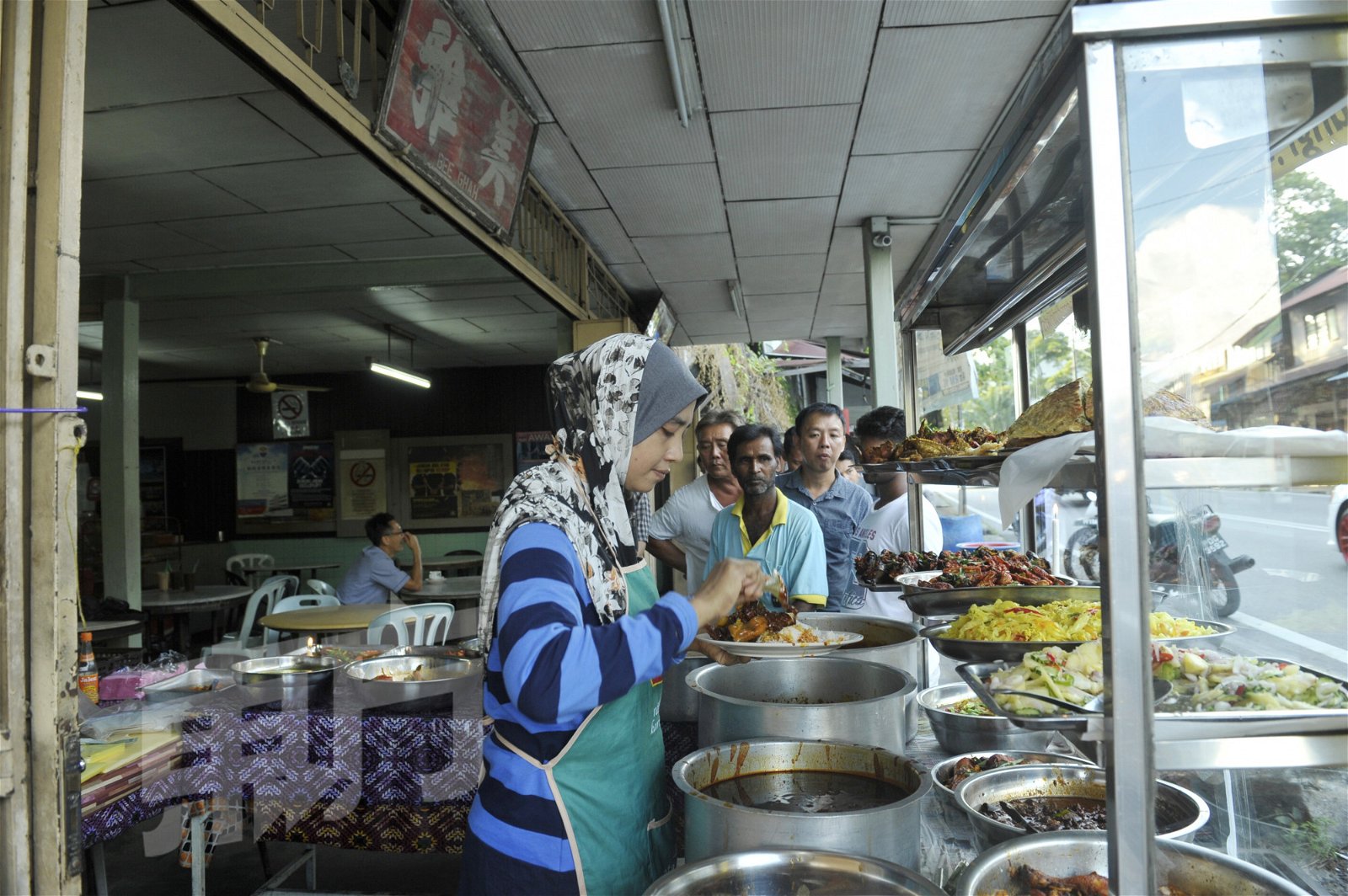 虽然传承自达勿，但娜塔拉应顾客的要求，增加了许多马来菜肴元素，成为改良版的扁担饭，并获得各族的食客追捧，还未开档做生意，就已经满满的顾客在等候。 （摄影：蔡开国）