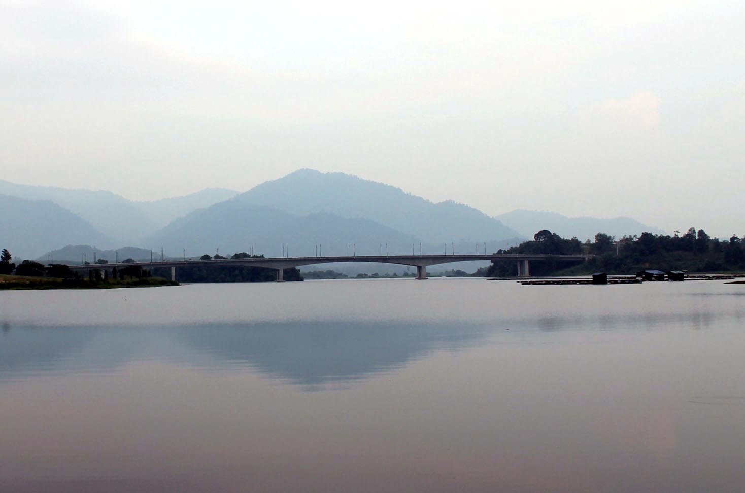 玲珑拉班湖建有一道雄伟大桥跨湖连接两岸，桥名为“王储纳兹林大桥”，即以现任霹雳州苏丹纳兹林沙担任王储时来命名。