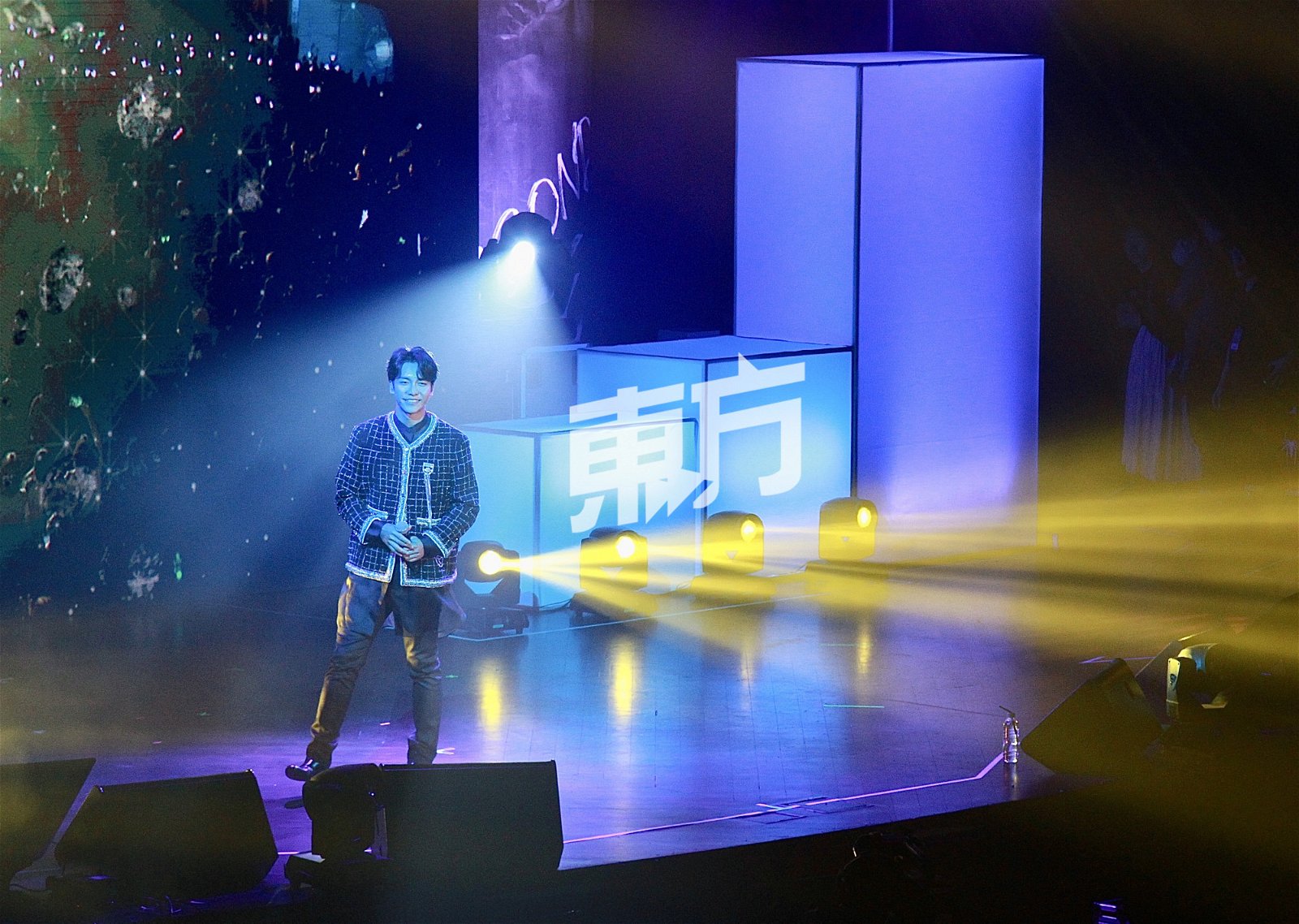 李昇基以一身帅气黑色服装出场，深情演唱《因为是我的女人》。