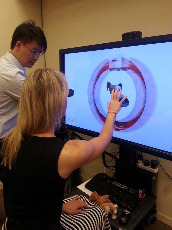 田统杰利用立体影像仪器让患者建构立体感。
