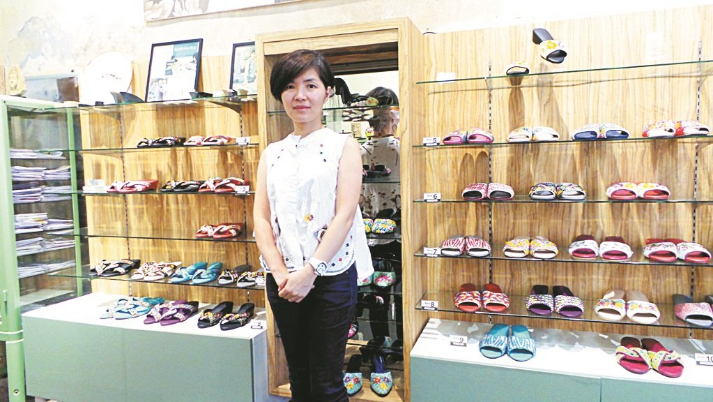 侯凤薜用9年时间，设计出多款绣珠鞋，希望国内外的人学会欣赏绣珠鞋的价值。
