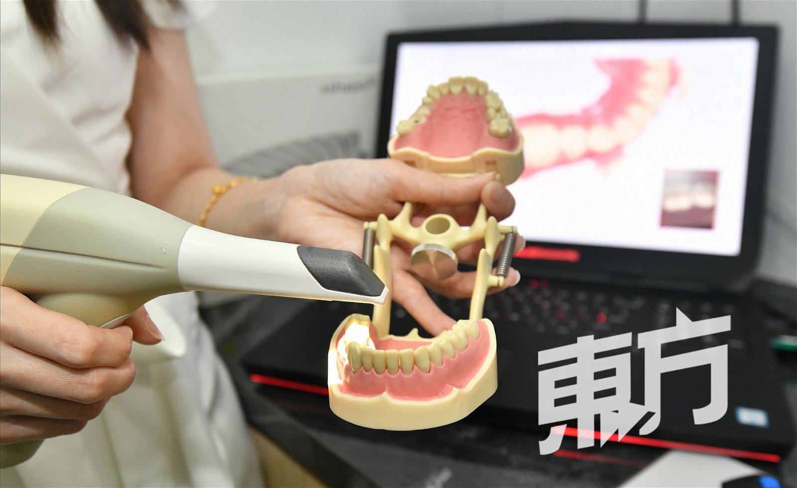 据悉电脑辅助设计和制作（CAD/CAM）牙体修复系统目前是牙科领域其中一个高科技技术。基于一台要价将近7万新币（约21万令吉），所以本地鲜少牙科诊所具有这系统。