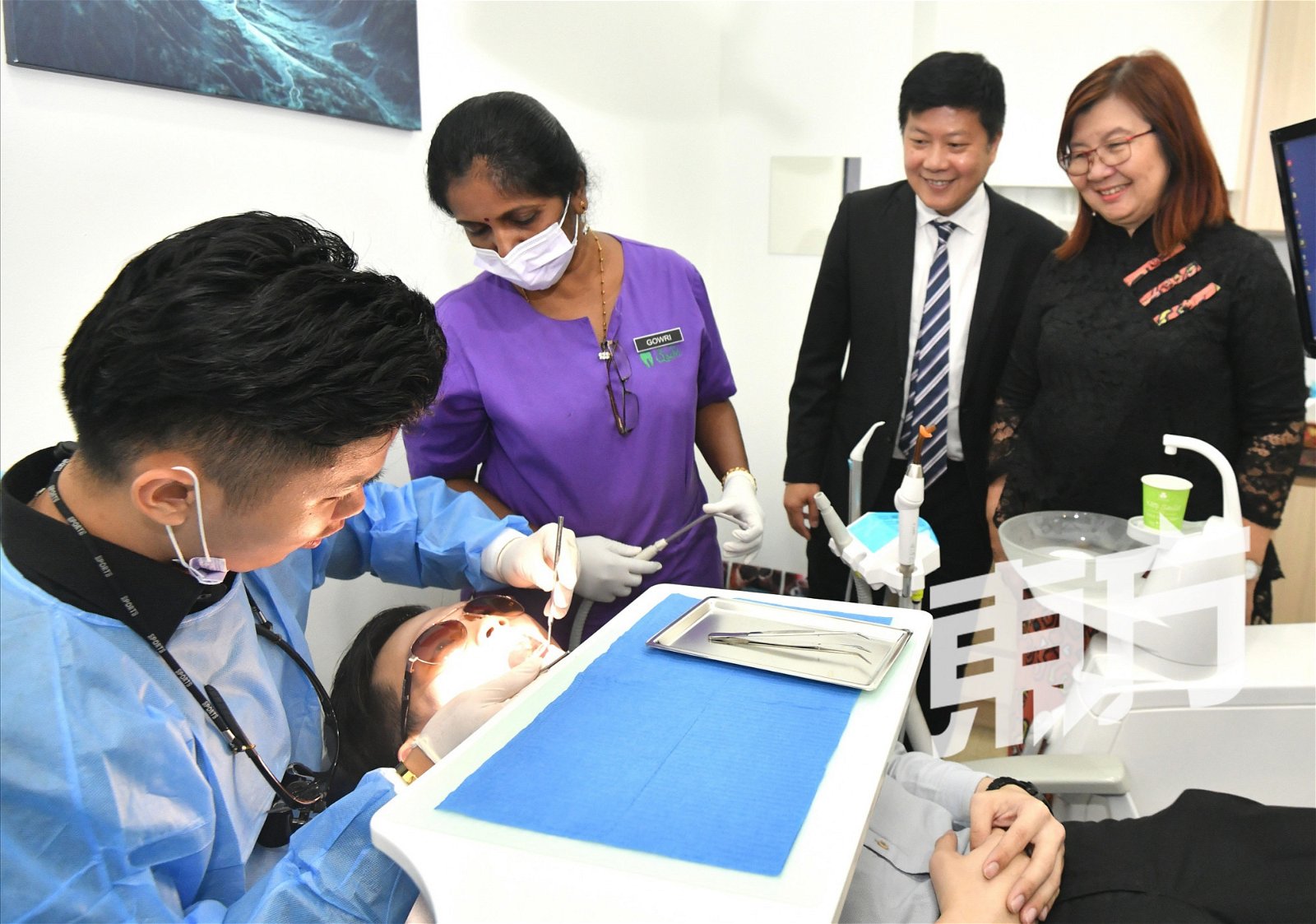 全民牙科集团在新加坡设立牙医学学院，这是一所提供在职牙医职业训练的学校，旨在全面提升牙医素质。“很多牙医毕业生，没有丰富的实战经验，当需要进行手术时，便会战战兢兢，甚至手抖。”