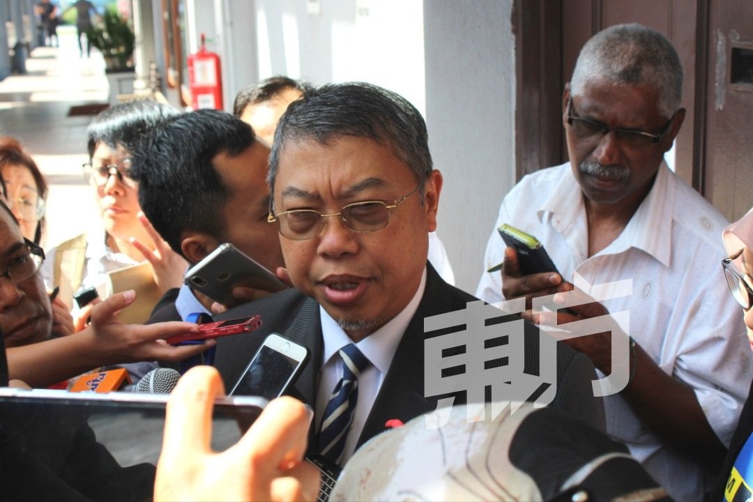 阿兹哈在法庭外表示首席大法官已发出通告，必须加速处理杨祖强案，包括在6个月内完成审讯。