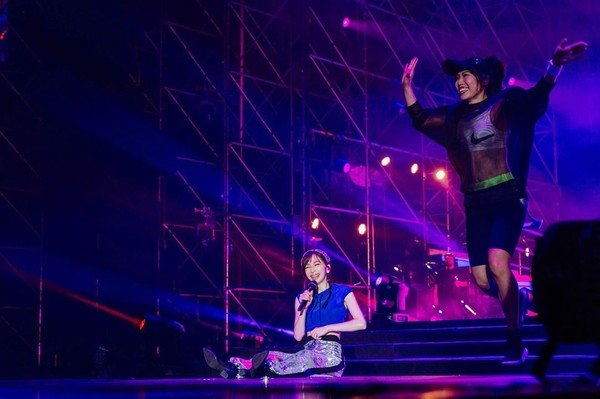王心凌在舞台上摔倒，索性洒脱地坐在台上演唱。（图取自IG）