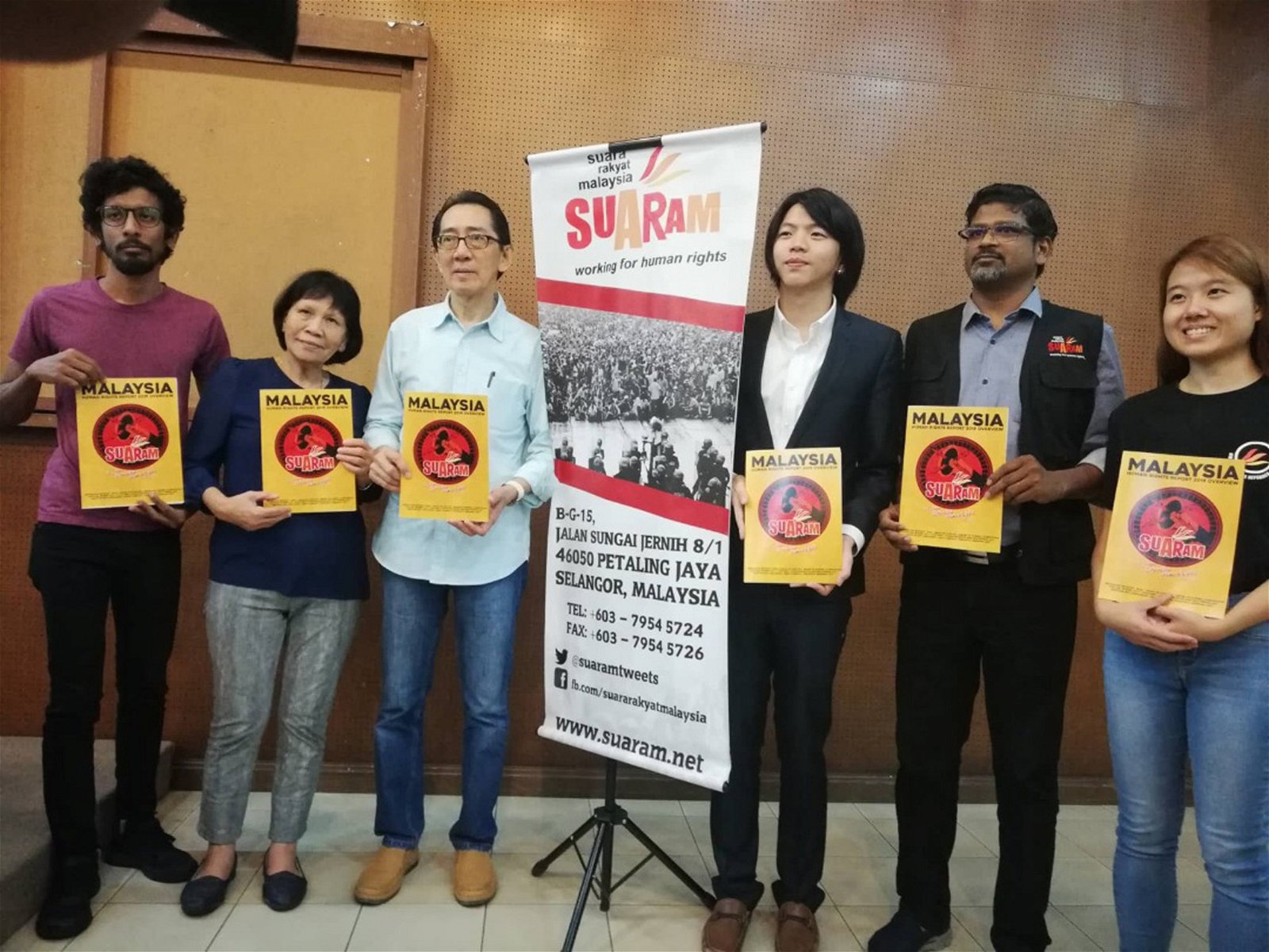 骆燕萍（左2起）、柯嘉逊、周铨样、西文等人，推介人民之声“2019年马来西亚人权报告”。