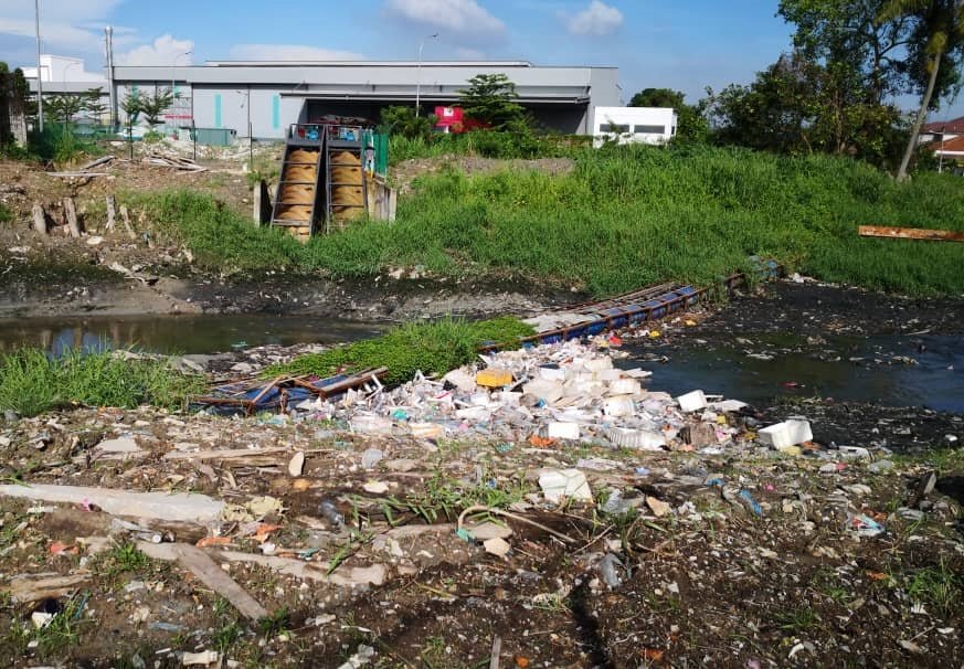 班达马兰巴板路51号水闸前方，每个月可清理出5公吨以保利龙和塑料为主的垃圾。