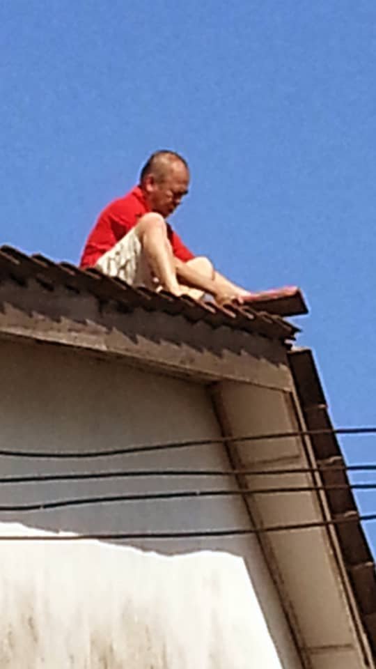 因凡事讲求亲力亲力，胡福强迄今仍常会爬上屋顶，展开修补工作。