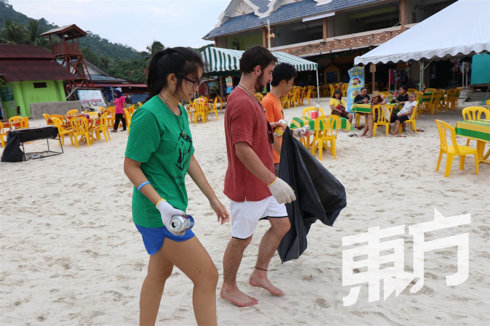 参与“马来西亚根与芽奖项”的年轻义工除了走入森林及海边清理垃圾，也在原住民社区展开教育和废物管理计划。