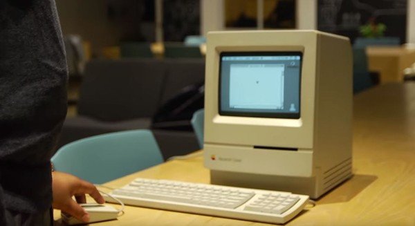 父亲带回家的电脑激发了菲格斯对科技的兴趣。（图取自YouTube／Figgers Wireless）