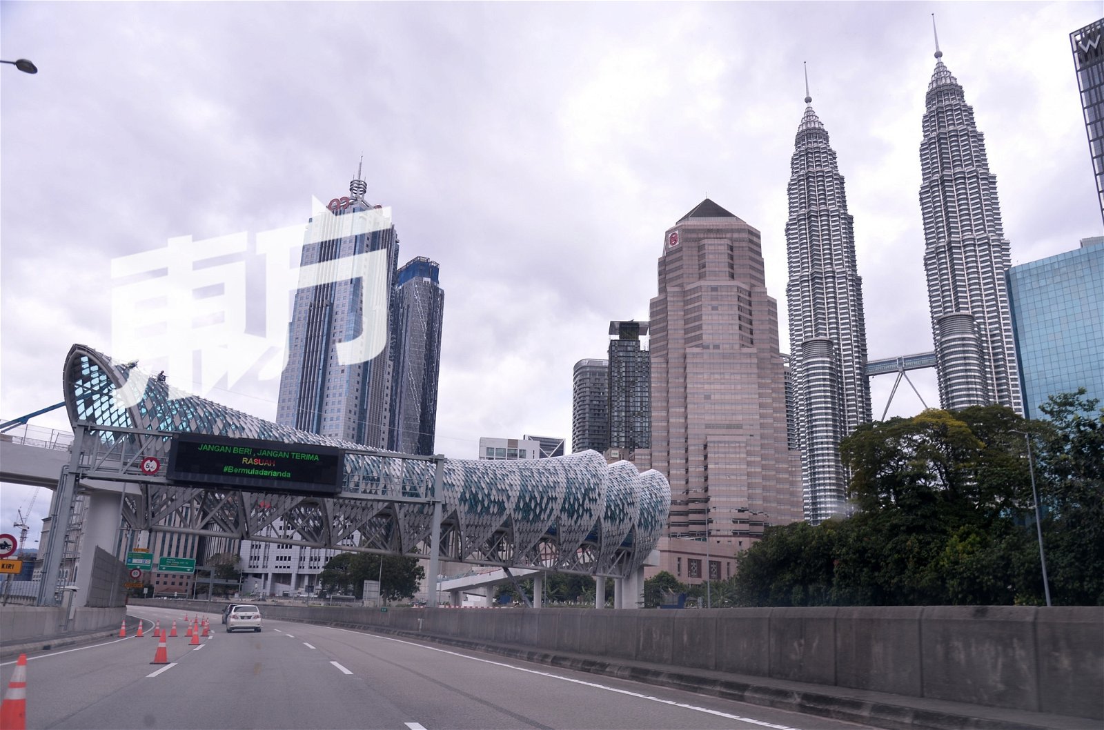 衔接甘榜峇鲁及城中城广场的沙罗马人行高架走道（Saloma Link）也是甘榜峇鲁重建计划的其中一个项目，预计将于今年杪正式启用。 该人行高架走道风景面向吉隆坡城中城，其中69公尺为有盖走道，可同时容纳200人，沿途有4480个LED节能灯光，完成后将是当地的特色地标之一。
