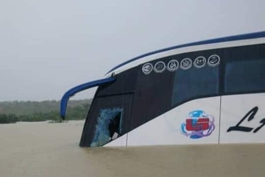 巴士车门的镜子被敲破，巴士上13人得以逃生。
