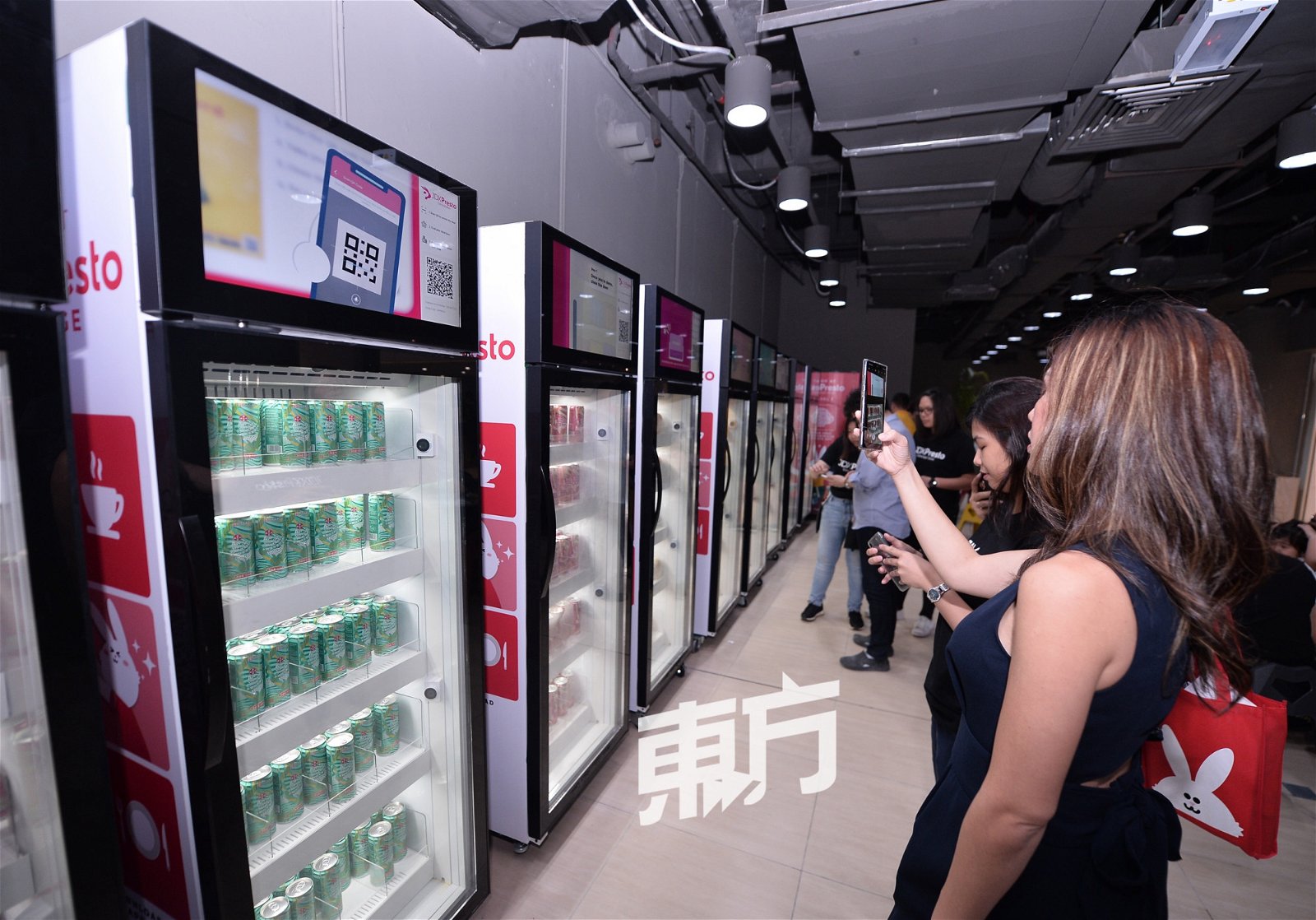 京东概念店则设有无人智能冰箱，消费者只需透过电子钱包Presto扫描冰箱上的二维码即可打开冰箱挑选食品，门关上后系统便会自动扣除需要缴付的款项。