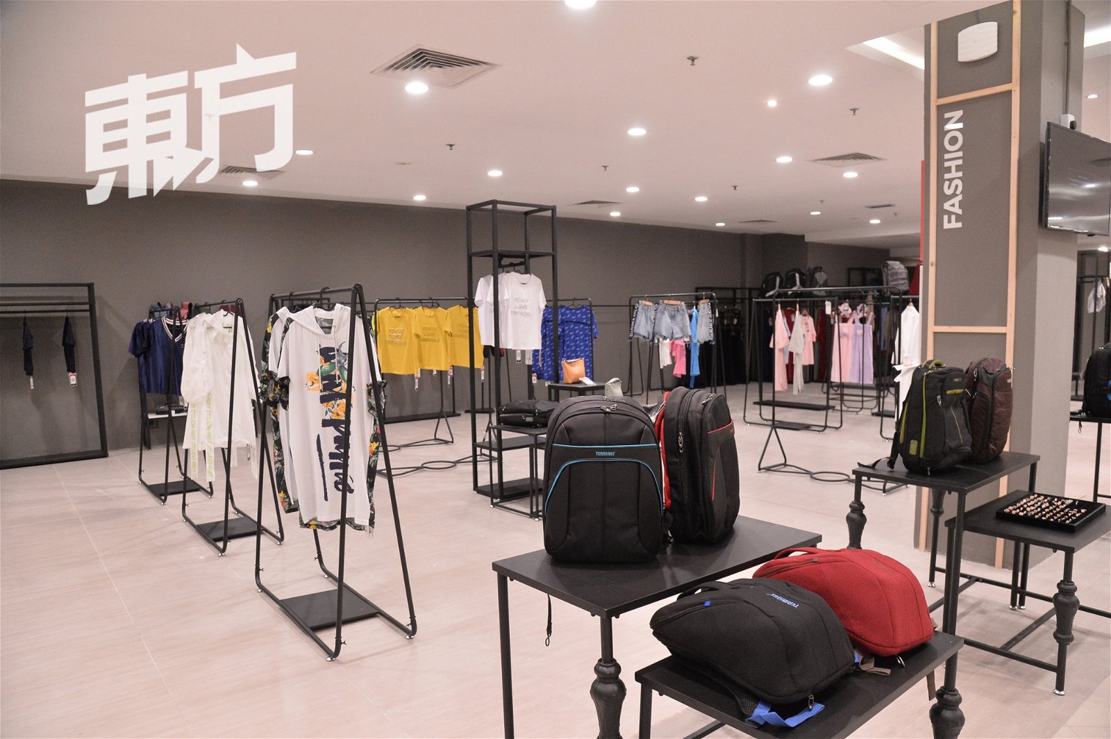 本地京东概念店是由Presto和新马智城（Smuzcity）联手打造，占地5万平方尺，商品涵盖电子产品、保健美容、家居及生活用品、服饰等等，张嘉洲也欢迎本地商家加入一起合作。