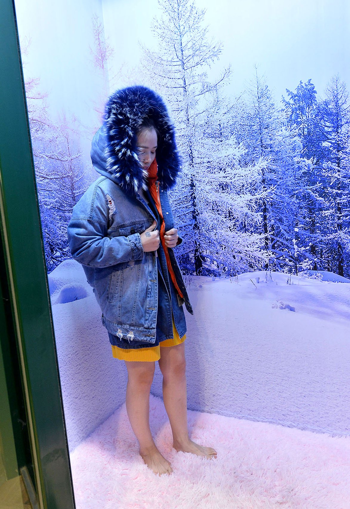 Fashion Library的实体店设有一个摄氏零下20度的冰房，协助消费者寻找更合适的冬装款式。