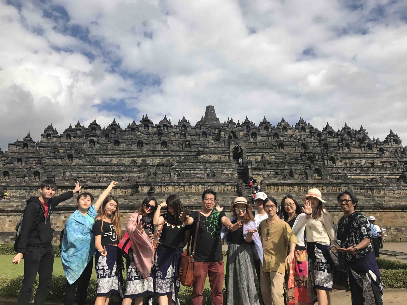 在印尼采风期间，锺启荣和学生们到访日惹的大乘佛教佛塔遗迹，。