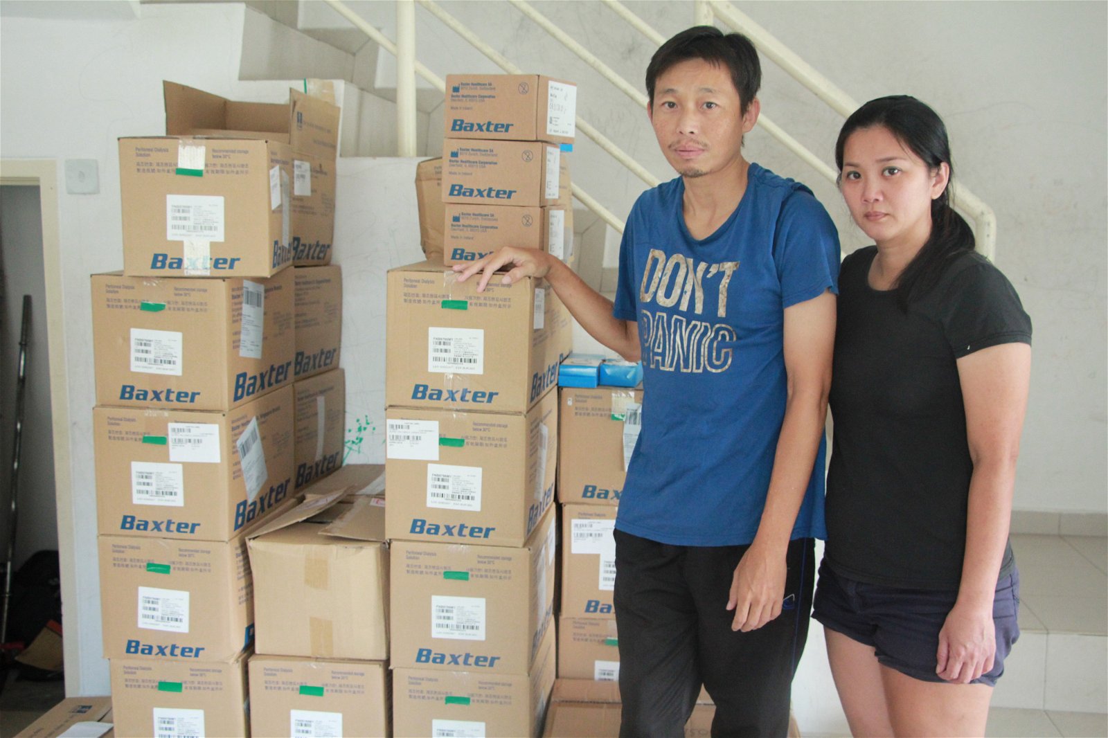 张鸿川（左）和许莉珍指出这些纸箱里，装的都是槟城政府医院提供的洗肾水。