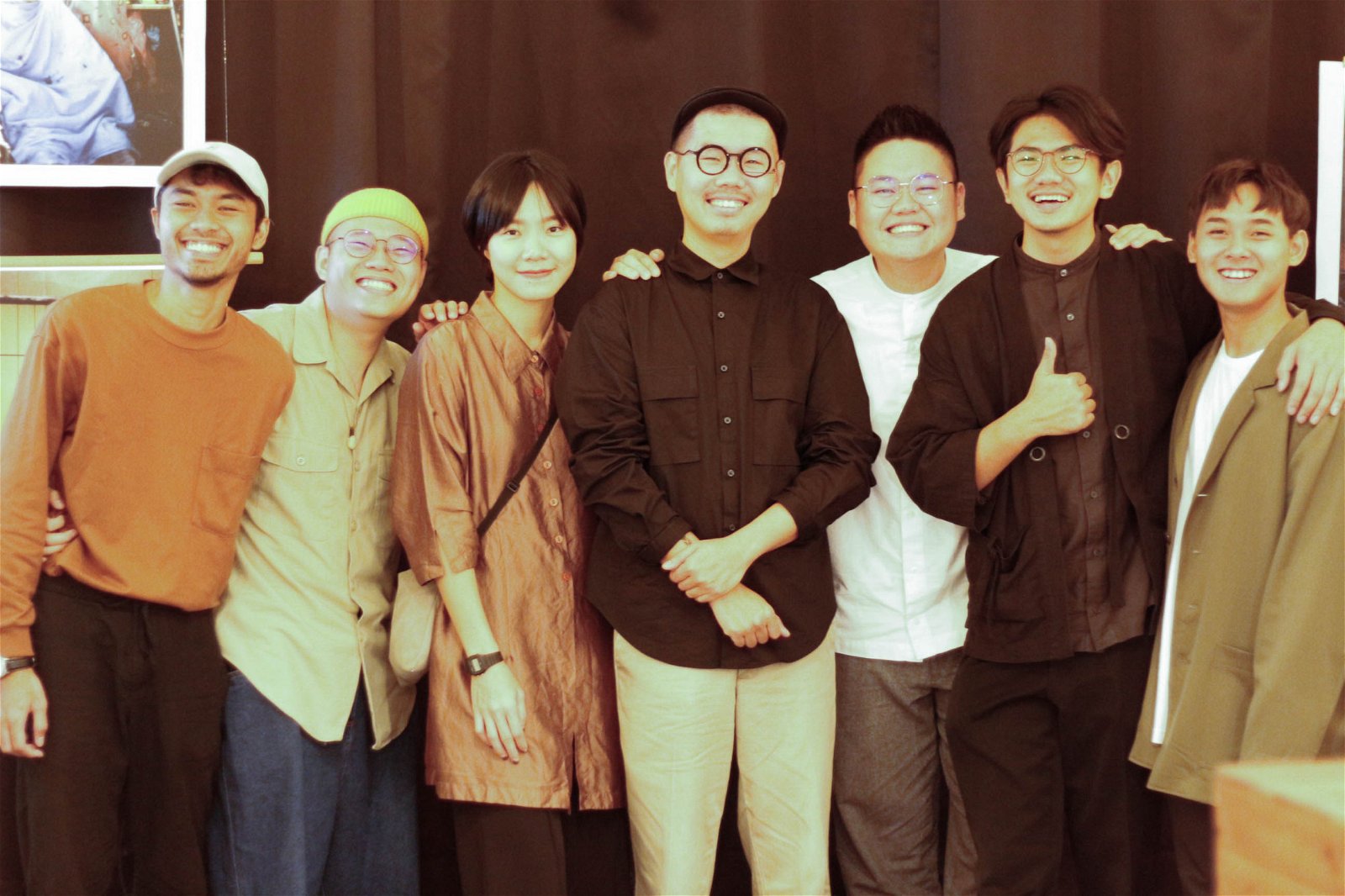 由8名专业摄影师组成的团队筹办了展期为一个月的《关于峇株故事》摄影展，左为莫哈末哈里斯。