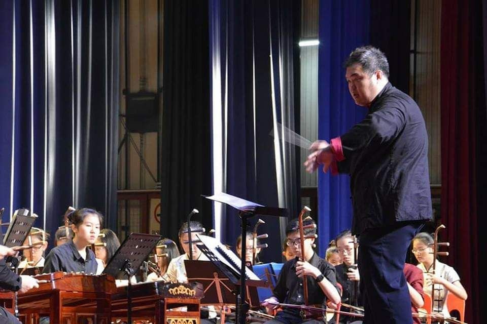 谢培根（站者）为培风华乐团60周年纪念音乐会担任音乐指挥。