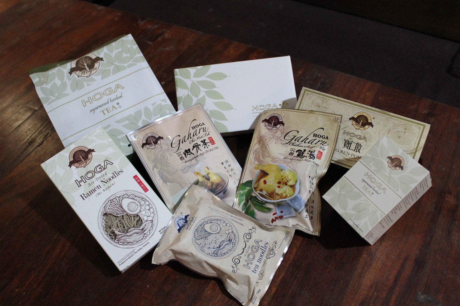 经过多年的研发，务边沉香山茶园已推出20多种沉香食品，如茶、咖啡、快熟面及肉骨茶汤包等。