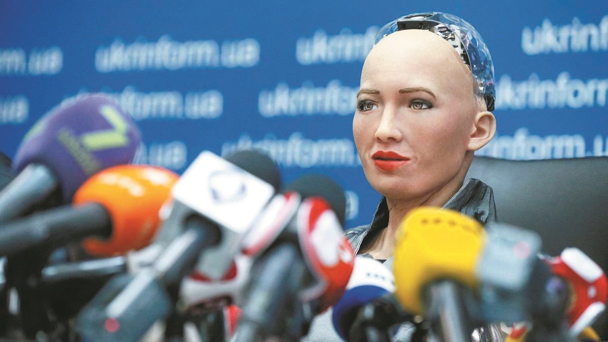 机器人索菲娅2017年获得沙地阿拉伯的公民权，是全球首位获得公民权的机器人。她的研发旨在学习和适应人类的行为、与人类一起工作，并在世界各地接受采访。