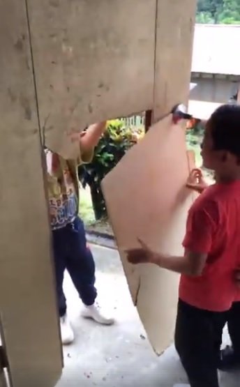 社交媒体流传砂拉越加帛一所小学的学生使用纸皮修补破烂不堪的课室门口，令教育部长马智礼感到震惊。 （照片取自网络）