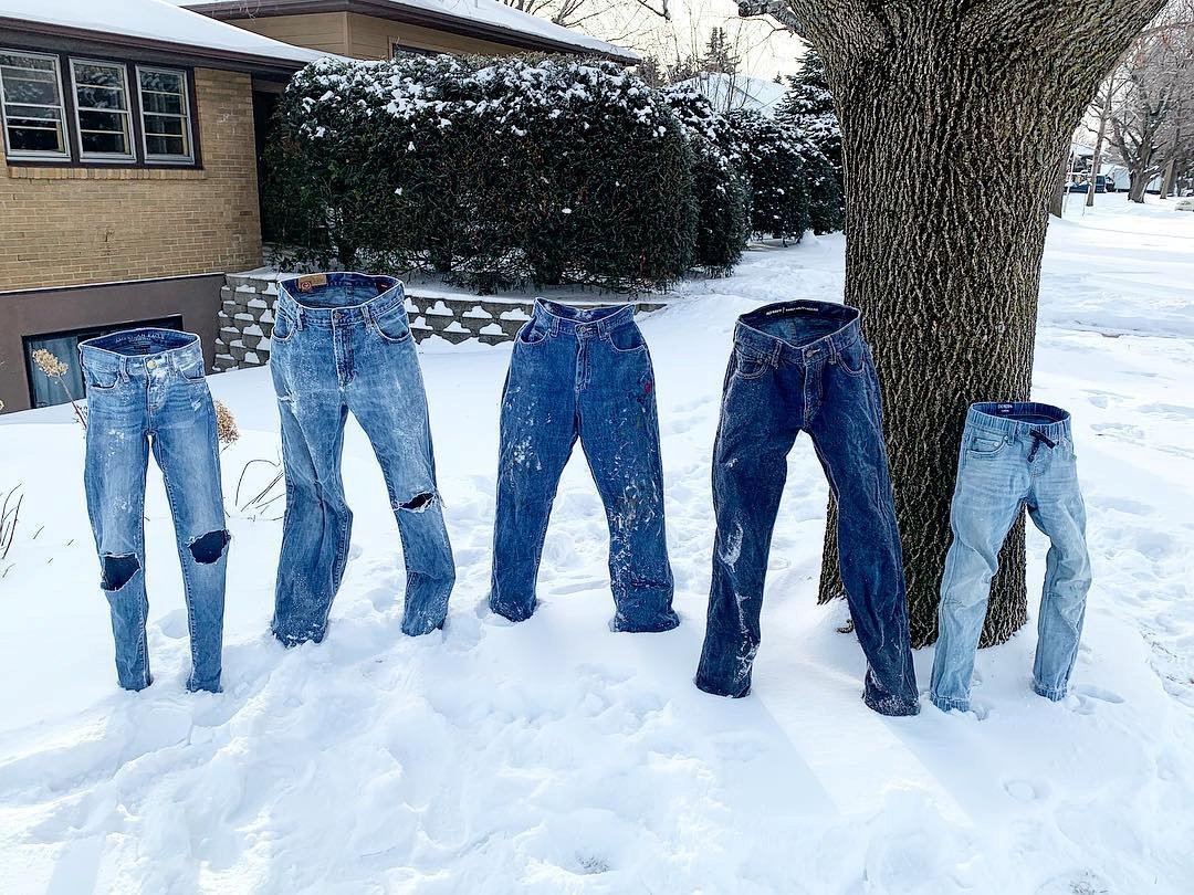 明尼苏达州圣安东尼市民众将洗好的长裤摆在寒冷户外，裤子随即“定型”，气温之低可见一斑。该州周四凌晨的气温，达到摄氏零下56度，逼近曾创下的摄氏零下60度最低气温纪录。