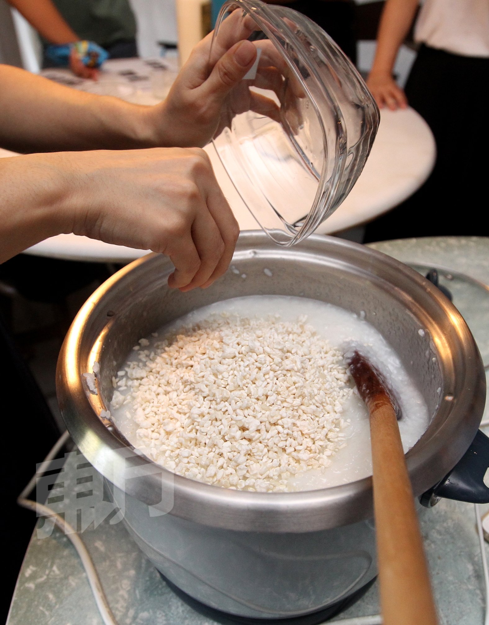 米麹放入降温的米饭后，搅拌均匀，用搅拌器打成糊状，置放让其发酵。间中需每隔一两小时便搅拌一次，以加速发酵。