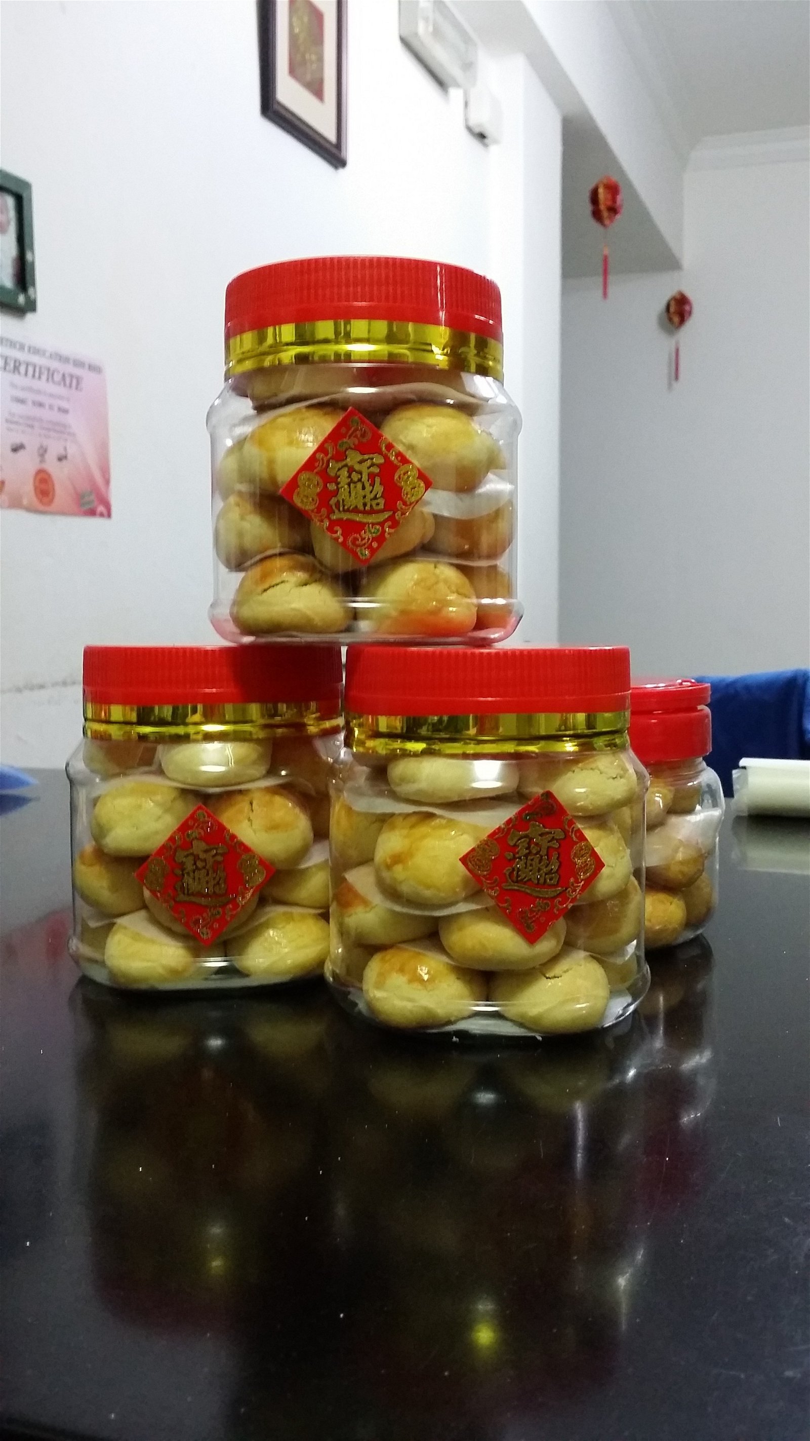 每年赶制超过3 0 罐年饼为罗禧翠 省下约50 0令吉， 虽然会让自己忙 个不停， 但对节 俭的她来说， 是 最好不过了。