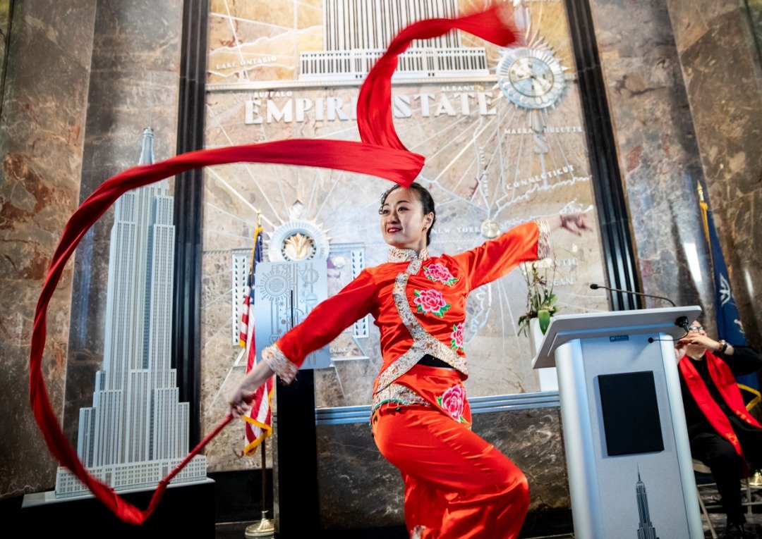 美国纽约帝国大厦宣布将于周一（除夕）和周二（年初一），亮起由红、黄、蓝为主色的特色灯光，以庆祝农历新年。表演者在大厦举行的中国春节点灯仪式上，表演中国特色舞蹈。
