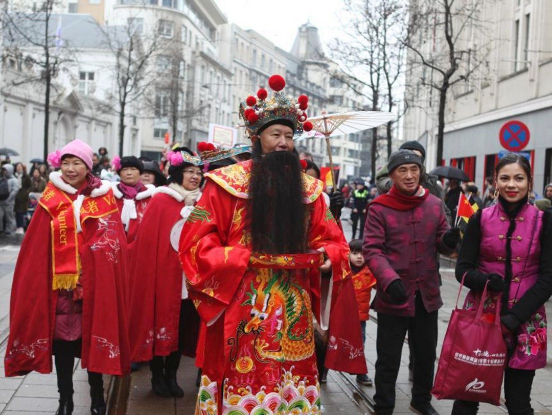 西欧国家比利时的华裔在其国家第二大的城市——安特卫普，举行“春节巡游”欢庆新春。一名化妆成“财神”模样的表演者，跟随著巡游队伍在街上游行，场面滑稽有趣。