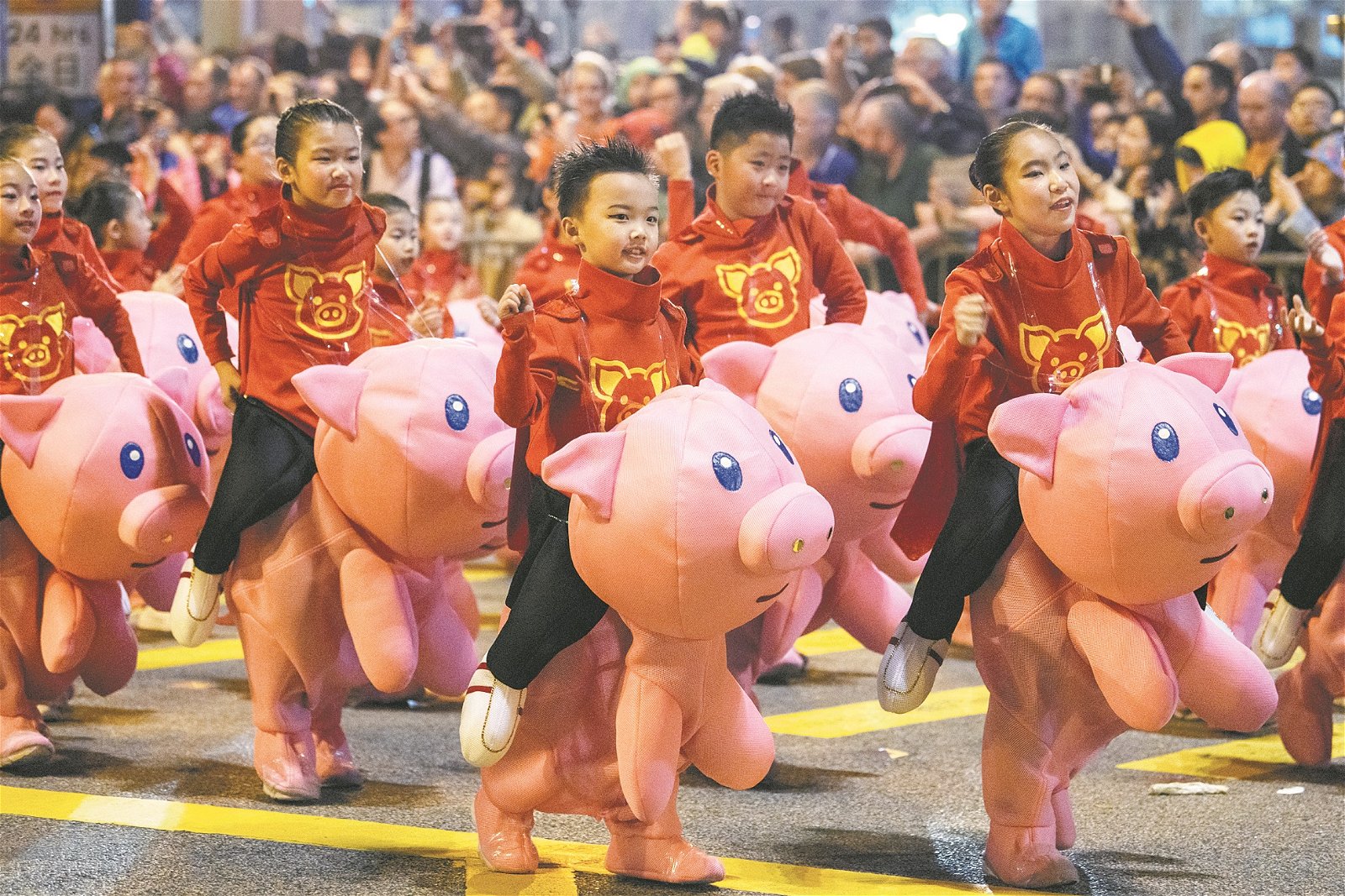 香港九龙区的农历年表演中，小朋友们骑著“猪仔”巡游，迎接猪年的到来。